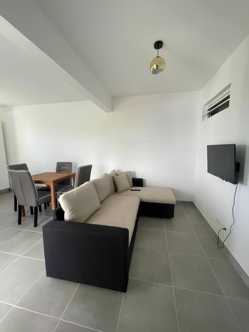 Bas De Villa F2 Neuf Avec Terrasse Et Piscine Le Diamant Exterior photo